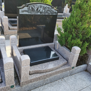 至孝苑A区立碑